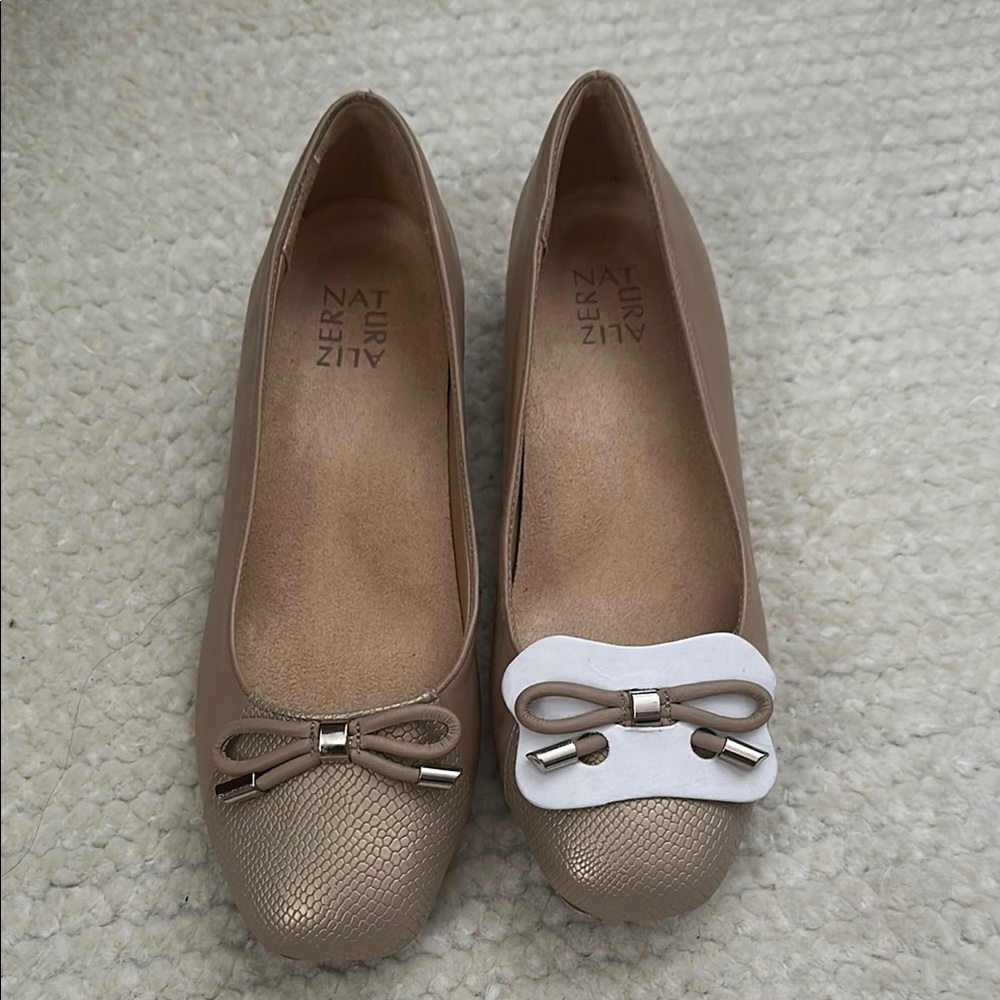 Naturalizer Gertie Tan Snakeskin Loafers with Bow Detail size 8 (NWOB)